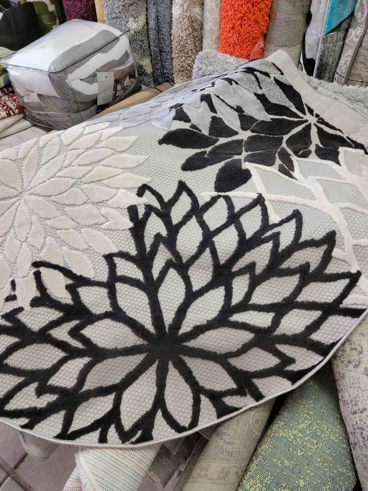 Black White Floral Indoor/Outdoor Area Rug | 5' Round