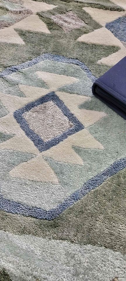 Hand-knotted Area Rug 5'x 8'ft Green Grey Cream Aztec Bamboo Silk