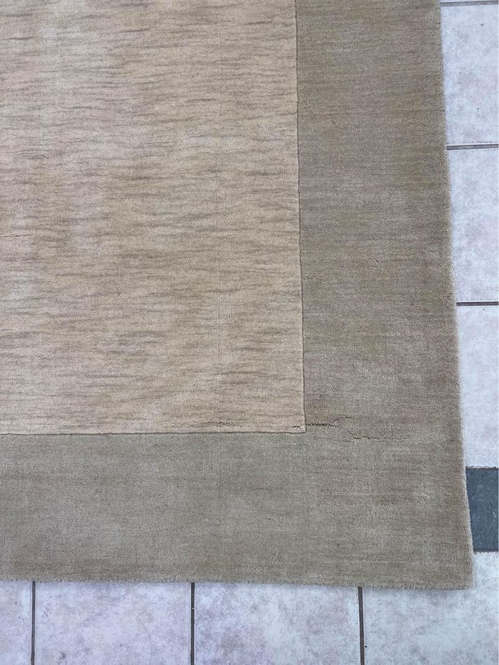 Hand-loomed Himalaya Border Wool Area-Rug 6x9 ft Beige And Grey Rug