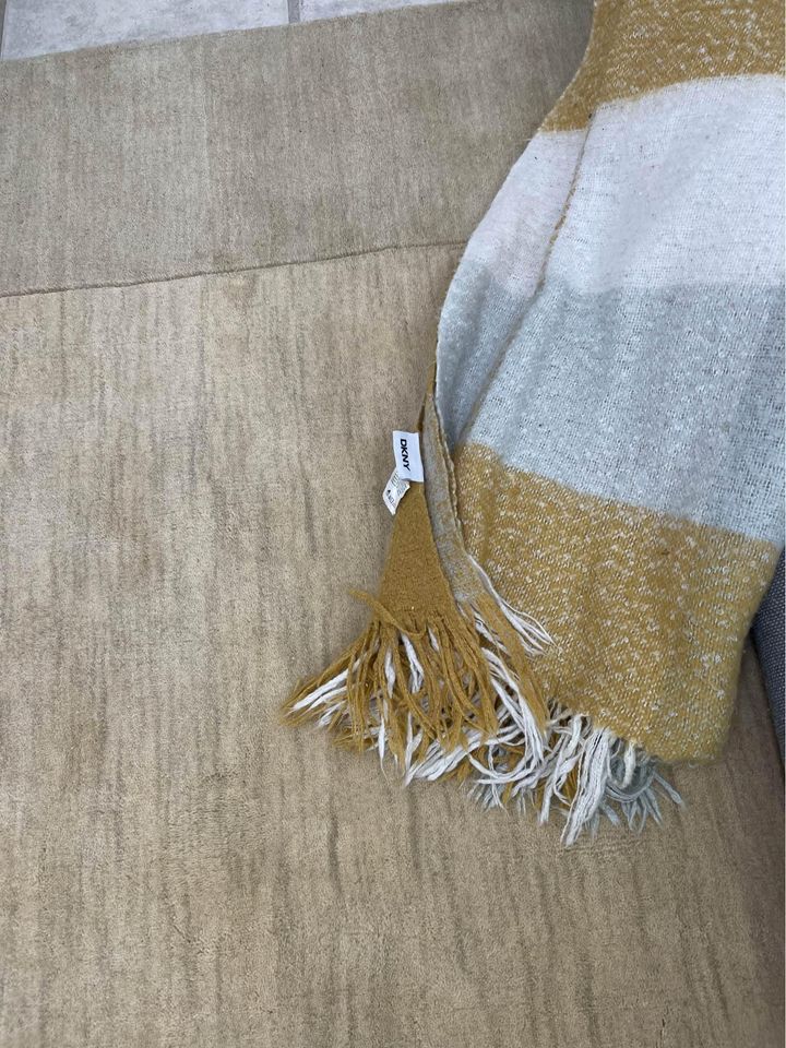 Hand-loomed Himalaya Border Wool Area-Rug 6x9 ft Beige And Grey Rug