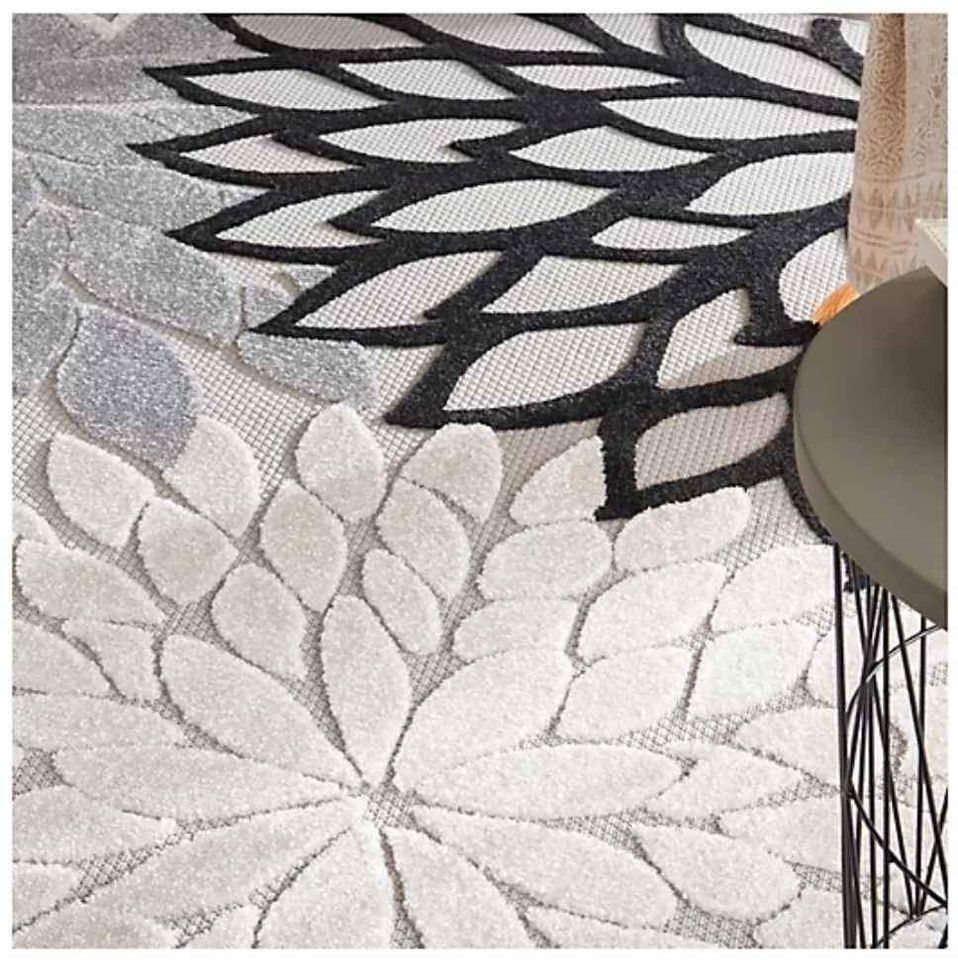 Black White Floral Indoor/Outdoor Area Rug | 5' Round